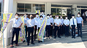 藤枝北高等学校前にて『夏の交通安全県民運動』の交通安全活動を実施写真