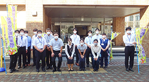 藤枝西高等学校前にて『夏の交通安全県民運動』の交通安全活動を実施写真