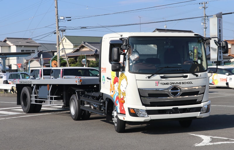 けん引自動車