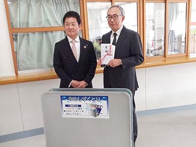 代表取締役社長 川﨑裕司より、静岡産業大学 藤枝キャンパスへ新型の傘除水機を寄贈させていただきました。