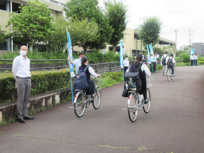 藤枝西高等学校前交通安全活動1