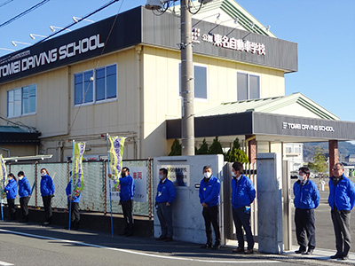 横断歩道看板前『年末の交通安全県民運動』の交通安全活動