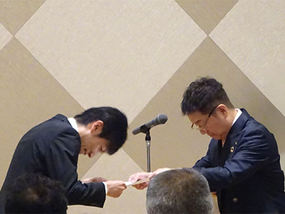 辞令を受ける社員