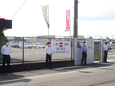 東名自動車学校の看板前