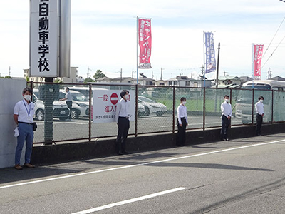 東名自動車学校正門前