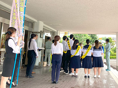 藤枝西高等学校校舎前の通学路