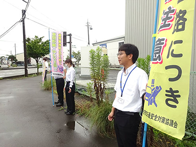 静清高等学校校舎前の通学路