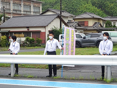 静清高等学校舎前の通学路