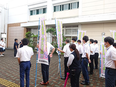 藤枝西高等学校校舎前の通学路