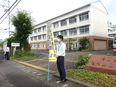 藤枝西高等学校舎前の通学路
