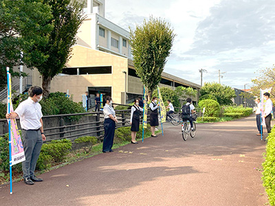 藤枝西高等学校校舎前の通学路