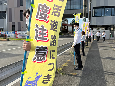 静清高等学校校舎前の通学路