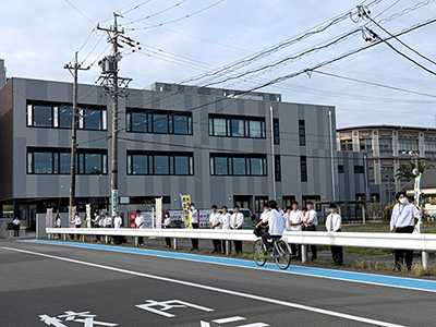 静清高等学校舎前の通学路