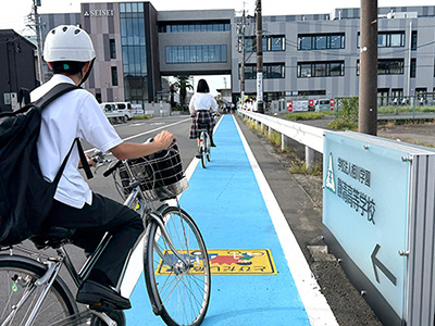 静清高等学校前の通学路