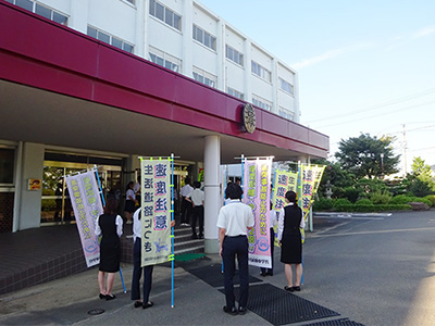藤枝北高等学校校舎前の通学路