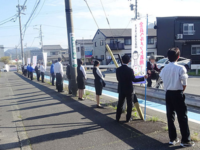 静清高等学校の校舎前の通学路