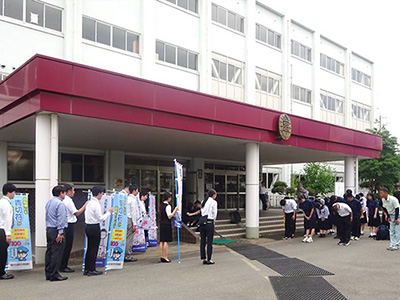 藤枝北高等学校の校舎前