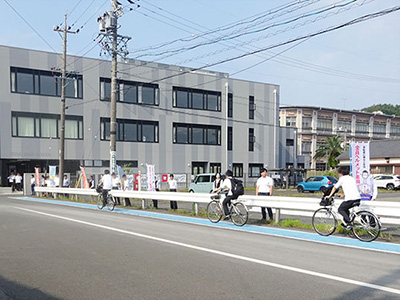 静清高等学校の正門前の通学路